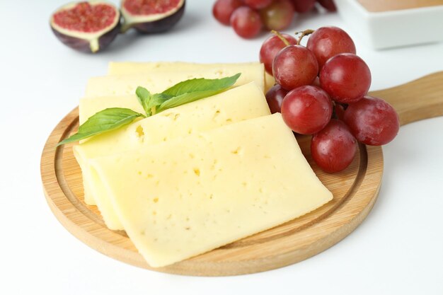 Concepto de cocinar comer con queso duro sobre fondo blanco.