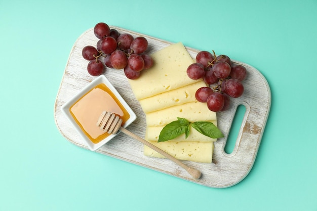 Concepto de cocinar comer con queso duro sobre fondo de menta