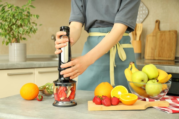 Concepto de cocinar comida sabrosa cocinando con licuadora