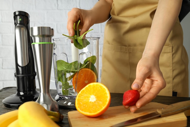 Concepto de cocinar comida sabrosa cocinando con licuadora