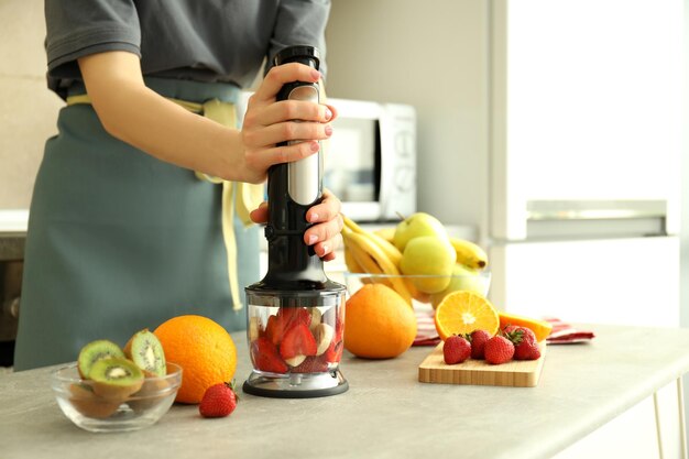 Concepto de cocinar comida sabrosa con licuadora