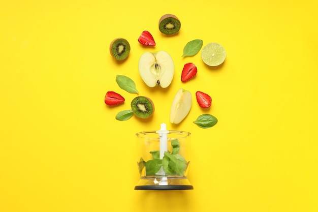 Foto concepto de cocinar comida sabrosa con vista superior de licuadora