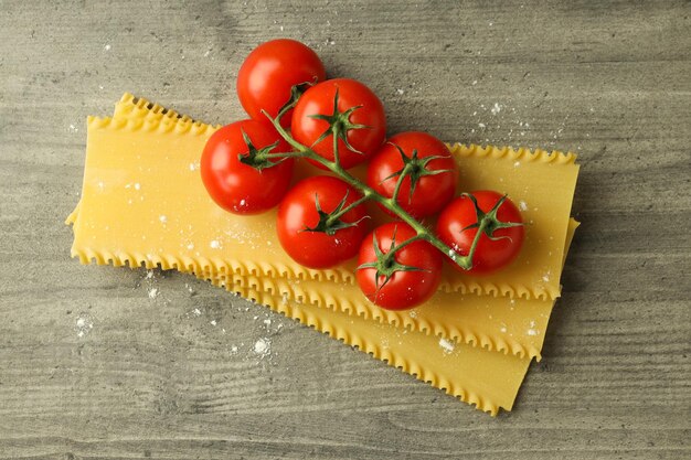 Concepto de cocinar la composición de lasaña de cocina sobre fondo de textura gris