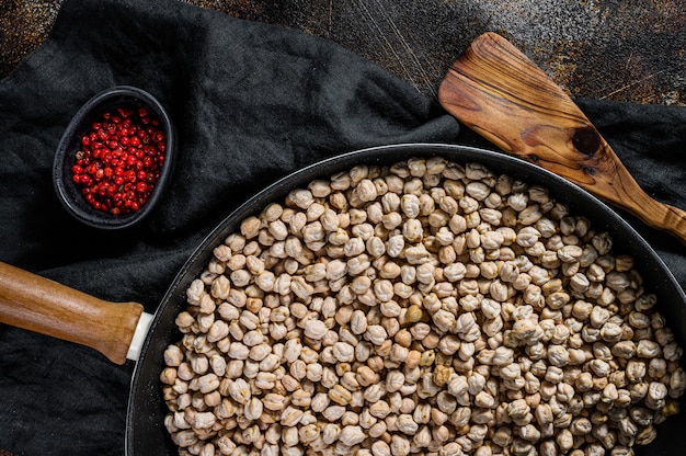 El concepto de cocinar garbanzos asados con pimienta rosa.