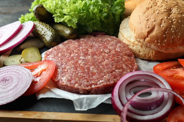 Concepto de cocinar hamburguesa con ingredientes de hamburguesa, primer plano