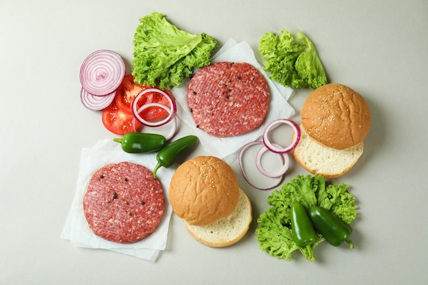 Concepto de cocinar hamburguesa con ingredientes de hamburguesa