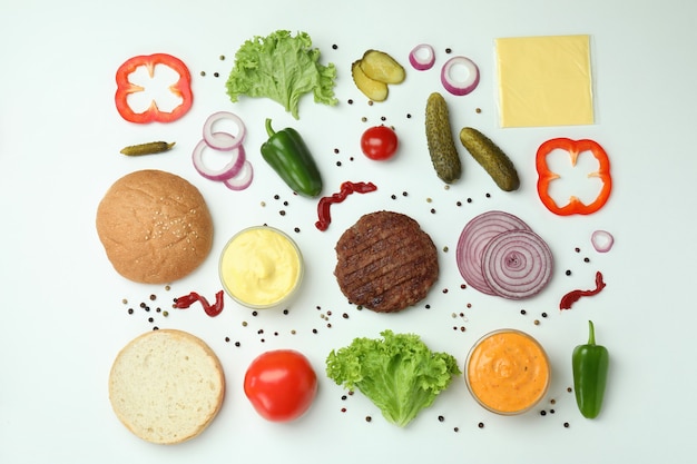 Concepto de cocinar hamburguesa sobre fondo blanco, vista superior