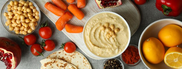 Concepto de cocinar hummus en pared gris, vista superior