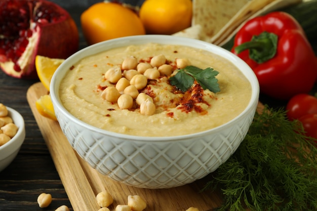 Concepto de cocinar hummus en la pared de madera