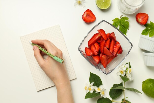 Concepto de cocinar mermelada de fresa sabrosa y dulce