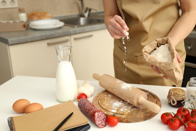 Concepto de cocinar con mujer espolvorear harina