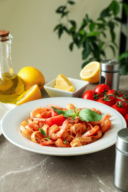 Concepto de cocinar pasta de camarones en mesa con textura gris