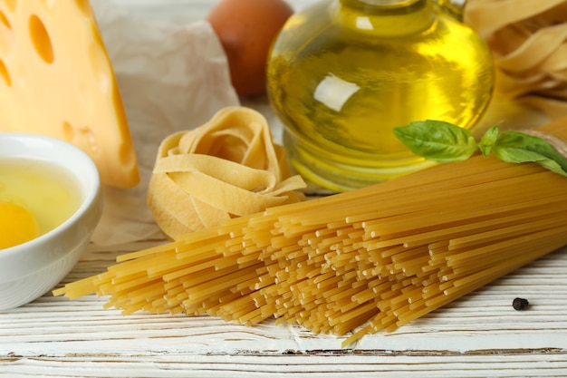 Concepto de cocinar pasta sabrosa en madera blanca