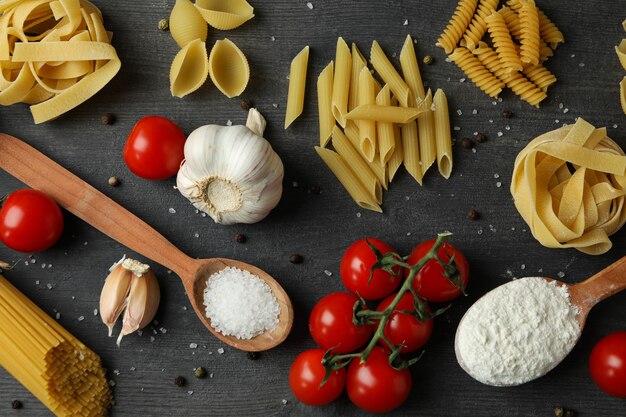 Concepto de cocinar pasta sabrosa en madera oscura.