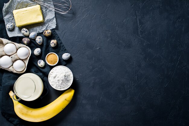 El concepto de cocinar pastel de plátano.