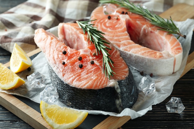 Concepto de cocinar salmón en mesa de madera