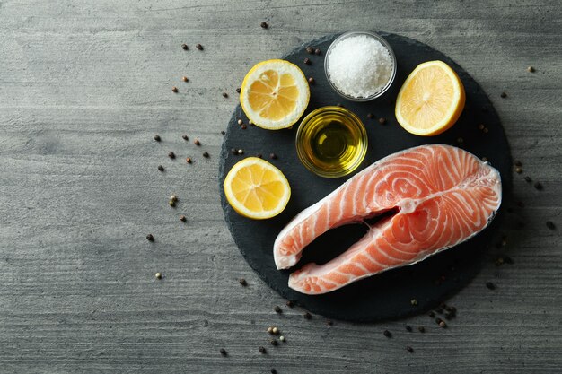 Concepto de cocinar salmón en superficie con textura gris