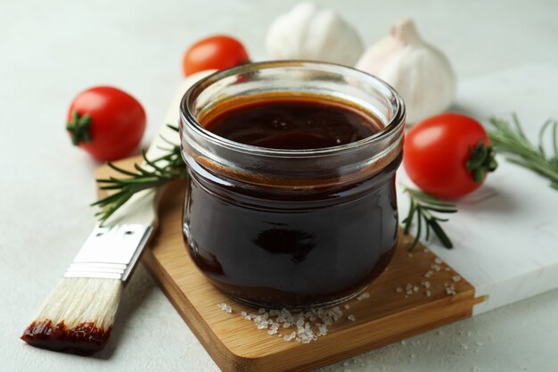 Concepto de cocinar con salsa barbacoa aislado