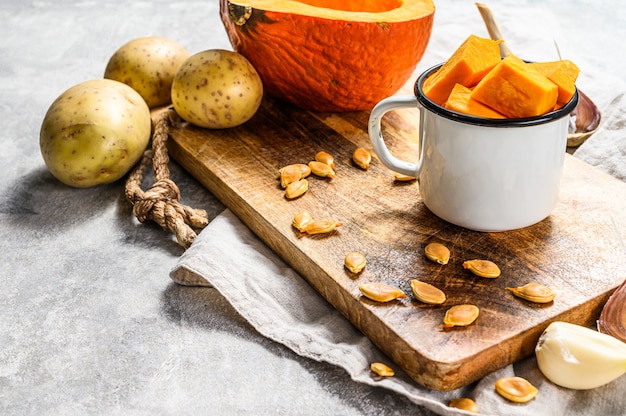 El concepto de cocinar sopa de calabaza.