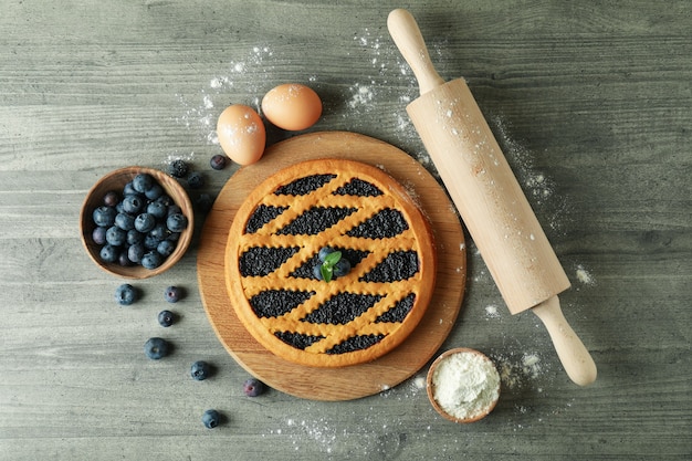 Concepto de cocinar tarta de arándanos en gris con textura