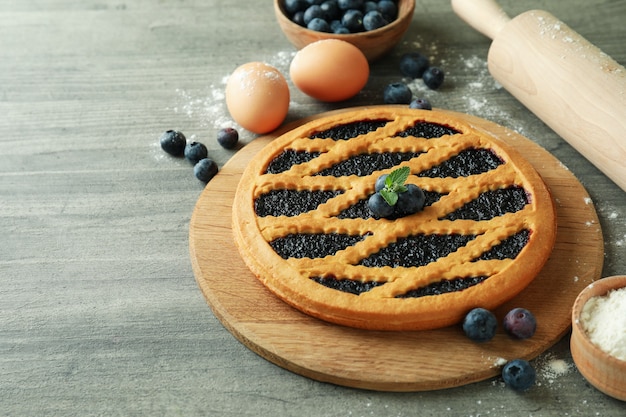 Concepto de cocinar tarta de arándanos en gris con textura