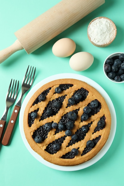 Concepto de cocinar tarta de arándanos en menta