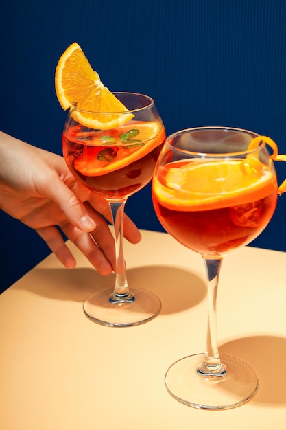 Concepto de cóctel fresco de verano Aperol Spritz