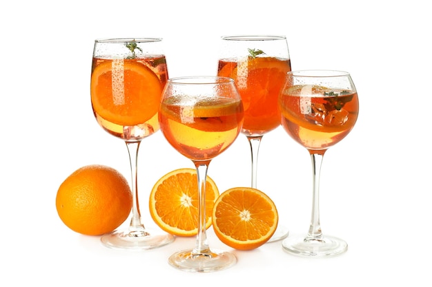 Concepto de cóctel de verano Aperol Spritz aislado sobre fondo blanco.