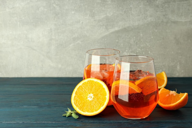 Concepto de cóctel de verano Aperol Spritz espacio para texto