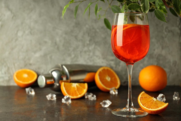 Concepto de cóctel de verano Aperol Spritz espacio para texto