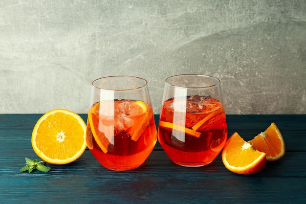 Concepto de cóctel de verano Aperol Spritz sobre mesa de madera