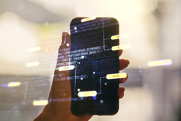 Concepto de codificación creativa abstracta y mano con teléfono en el fondo Multiexposición