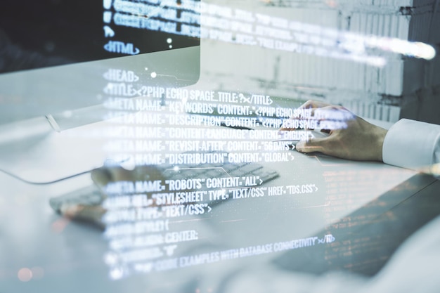Concepto de codificación creativa abstracta con las manos escribiendo en la computadora portátil en el fondo Multiexposición