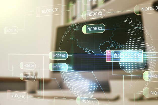 Concepto de codificación creativa abstracta con mapa mundial y escritorio moderno con computadora en segundo plano