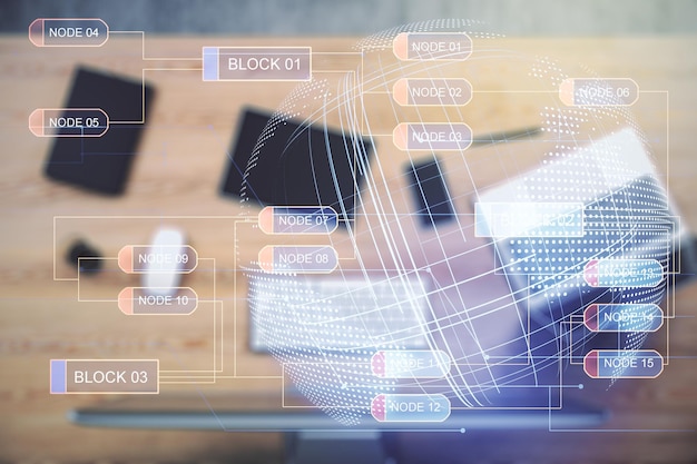 Concepto de codificación creativa abstracta con mapa mundial sobre fondo de portátil moderno Multiexposición