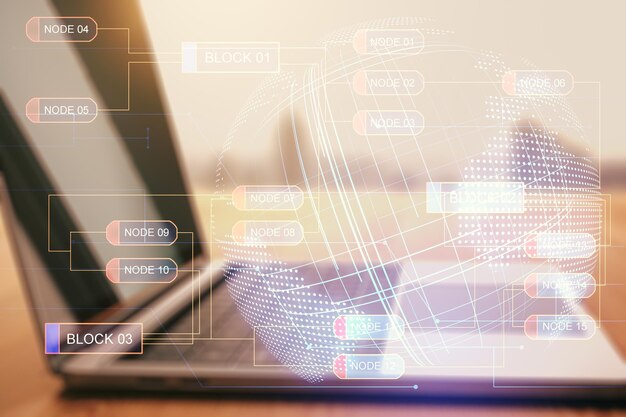 Concepto de codificación creativa abstracta con mapa mundial sobre fondo de portátil moderno Multiexposición