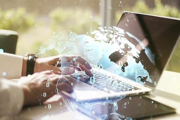 Concepto de codificación creativa abstracta con mapa del mundo y manos escribiendo en una computadora portátil en el fondo Multiexposición