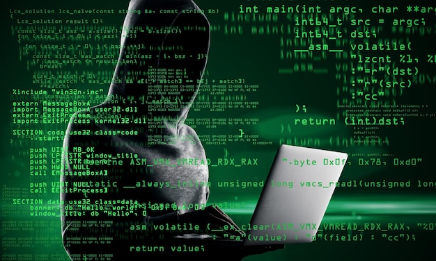 Concepto de codificación y piratería Hacker con computadora portátil y texto de codificación abstracto sobre fondo borroso Doble exposición