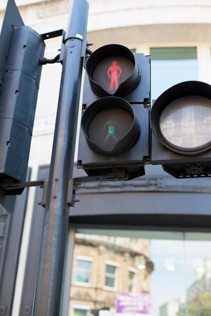 concepto de código de carretera, tráfico y vida de la ciudad - semáforos peatonales rojos