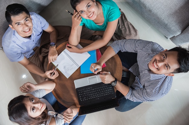 Concepto de colegas amigos estudiantes