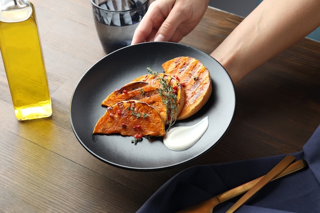 Concepto de comer sabroso con calabaza al horno.