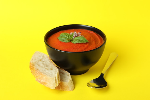 Concepto de comer sabroso con sopa de gazpacho sobre fondo amarillo