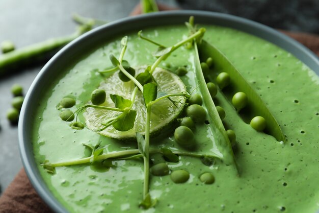 Concepto de comer sabroso con sopa de guisantes, cerrar