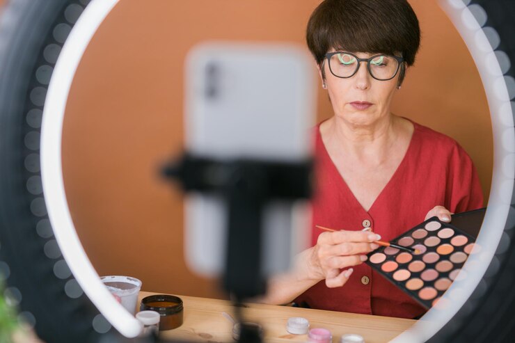 Foto concepto de comercio electrónico y blogs de belleza y cosmética maquilladora profesional madura