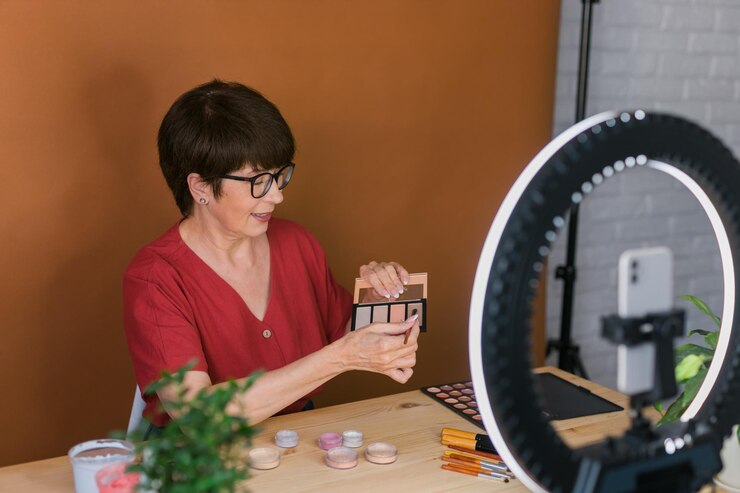 Foto concepto de comercio electrónico y blogs de belleza y cosmética mujer madura profesional maquilladora testi