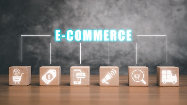 Concepto de comercio electrónico Bloque de madera en el escritorio con icono de comercio electrónico en la pantalla virtual