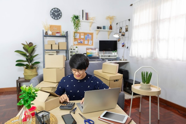 Concepto de comercio electrónico un comerciante en línea masculino que utiliza los dispositivos electrónicos para simplificar el complicado proceso.