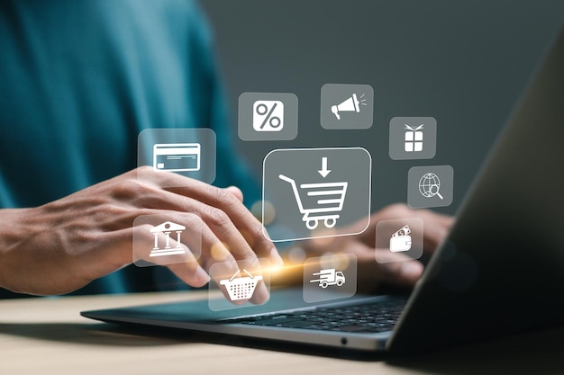 Concepto de comercio electrónico empresarial hombre de negocios usar portátil con iconos de compras en línea para compras en línea compra en línea tienda de comercio electrónico negocios en línea compras en Internet
