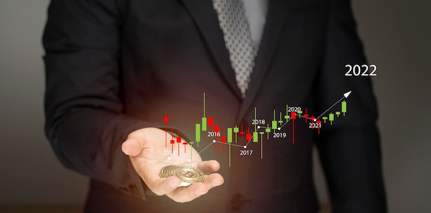 Concepto de comercio de inversión financiera y moneda digital virtual de Bitcoin. El gráfico de negociación de acciones tiene una tendencia alcista en 2022. Tendencias de pronóstico de negociación desde el pasado hasta 2022.