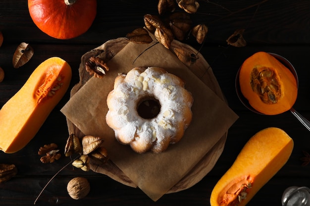 Concepto de comida de ambiente otoñal Vista superior de pastel de calabaza